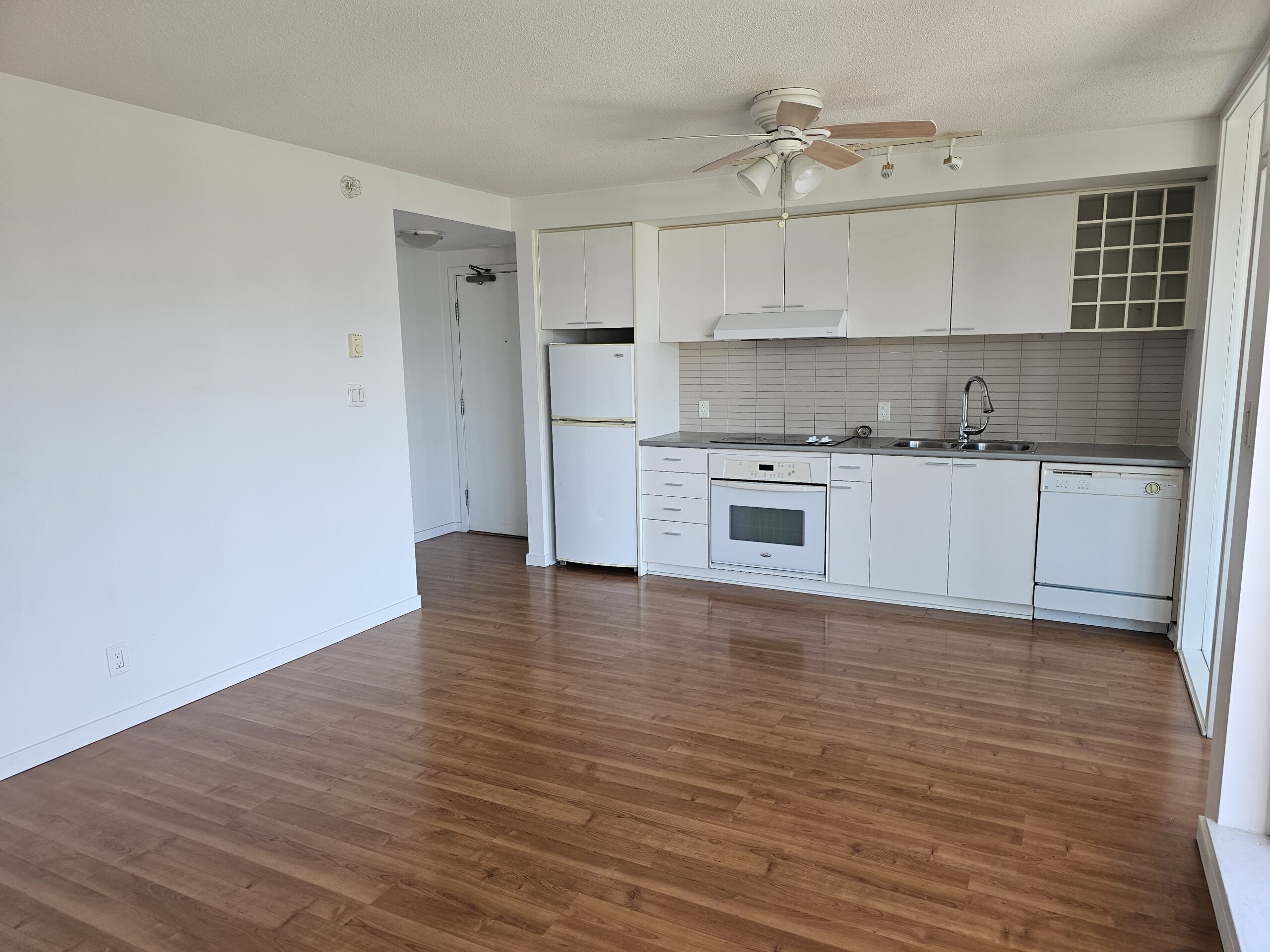 Kitchen & Dining Area
